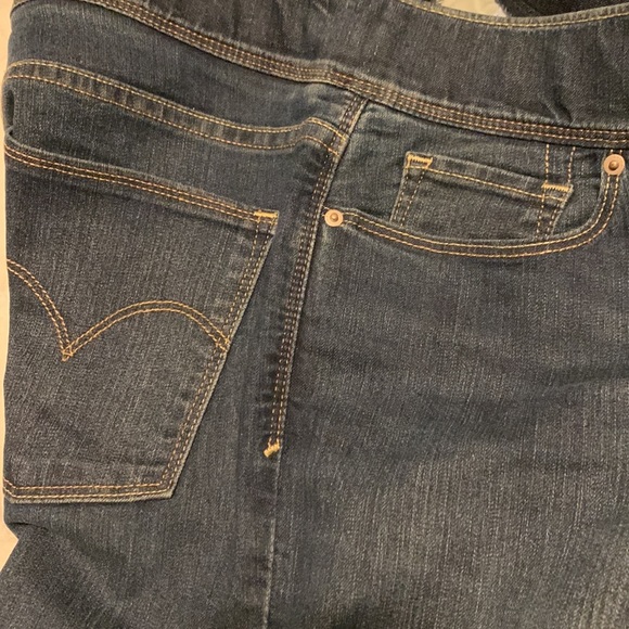 Levi pull on Jeans - Picture 9 of 9